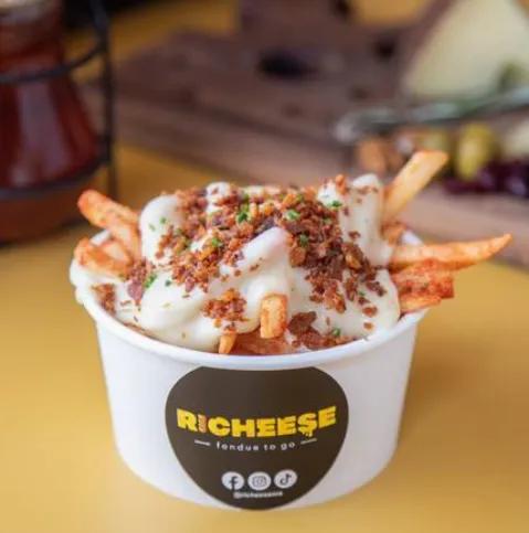 Popular item de Richeese MX: Papas a la francesa, fondue y tocino